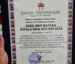 Dua masyarakat Kabupaten Inhu menerima reward dari Kapolda Riau, Irjen Pol Mohammad Iqbal (foto/int)